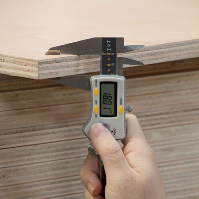 लाल ओक फैंसी एमडीएफ क्राउन ग्रेन वुड विनियर स्लिप मैच फर्नीचर सामग्री