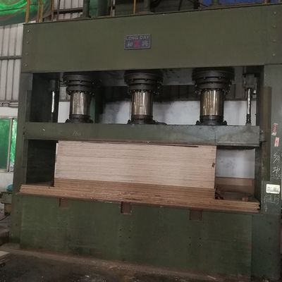 फैंसी अखरोट प्लाईवुड क्वार्टर अनाज मानक आकार 2440 * 1220 कार्ब पी 1 / पी 2 दरवाजे और कैबिनेट फैक्टरी के लिए प्रमाणन