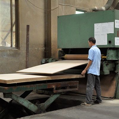 फैंसी प्लाइवुड फेस्ड नेचुरल ओकूमे स्ट्रेट ग्रेन Mdf / चिपबोर्ड 9/15/18mm मोटाई मानक आकार चीन निर्माण