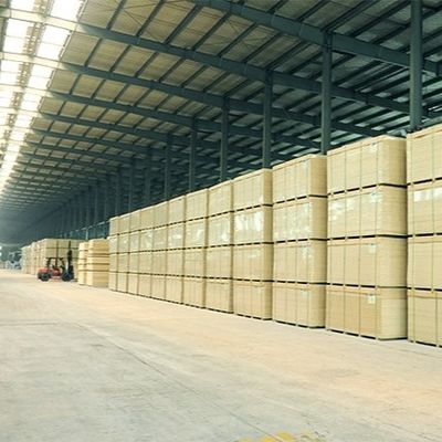 रेडिएटा पाइन ओरिएंटेड स्ट्रैंड बोर्ड Osb4 2440*1220*18mm बाहरी दीवार और छत पैनल के लिए कस्टमसाइज किया जा सकता है